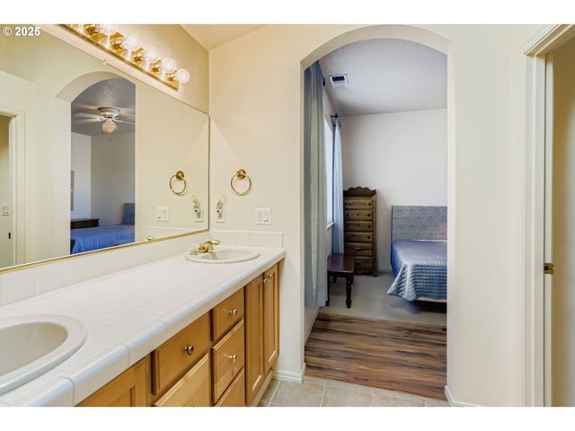 1860 Ne ORENCO STATION Pkwy, Hillsboro, OR 97124