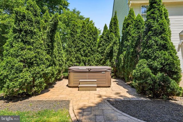 23 HUNTINGTON DR, Burlington, NJ 08016