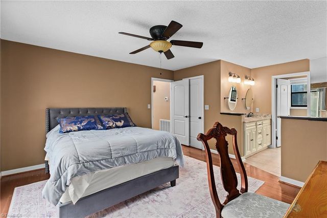 1916 Chateau Ridge, Winston-salem, NC 27103