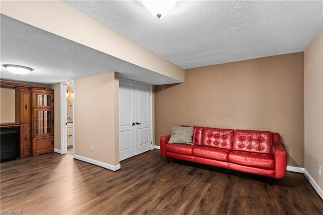 1916 Chateau Ridge, Winston-salem, NC 27103