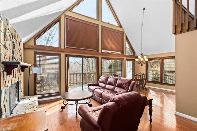 1916 Chateau Ridge, Winston-salem, NC 27103