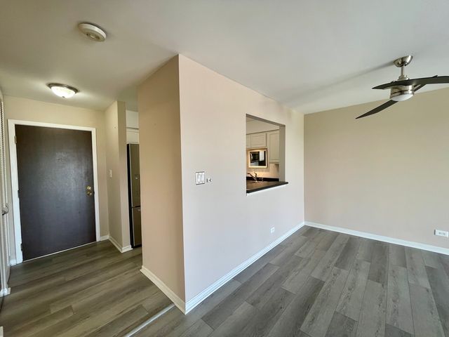 725 W Huntington Commons Road 416, Mount Prospect, IL 60056