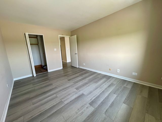 725 W Huntington Commons Road 416, Mount Prospect, IL 60056