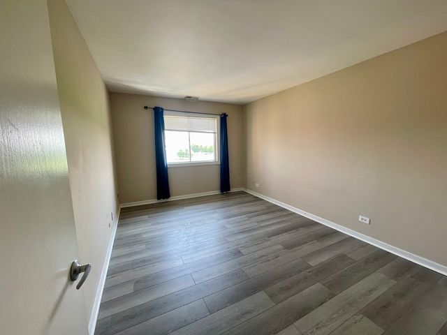 725 W Huntington Commons Road 416, Mount Prospect, IL 60056
