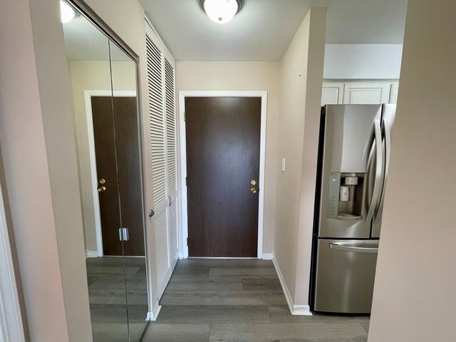 725 W Huntington Commons Road 416, Mount Prospect, IL 60056