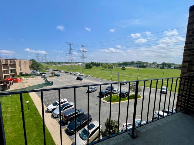 725 W Huntington Commons Road 416, Mount Prospect, IL 60056