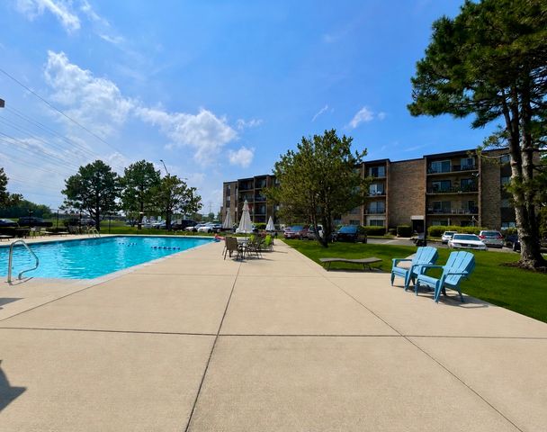 725 W Huntington Commons Road 416, Mount Prospect, IL 60056