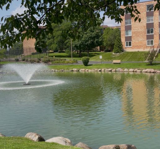 725 W Huntington Commons Road 416, Mount Prospect, IL 60056