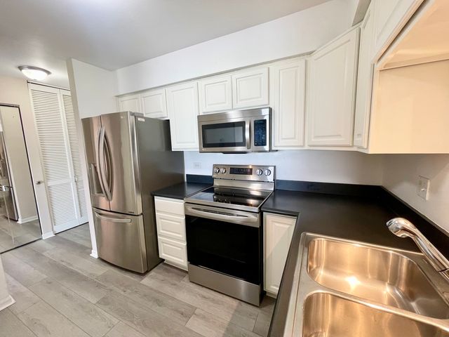 725 W Huntington Commons Road 416, Mount Prospect, IL 60056