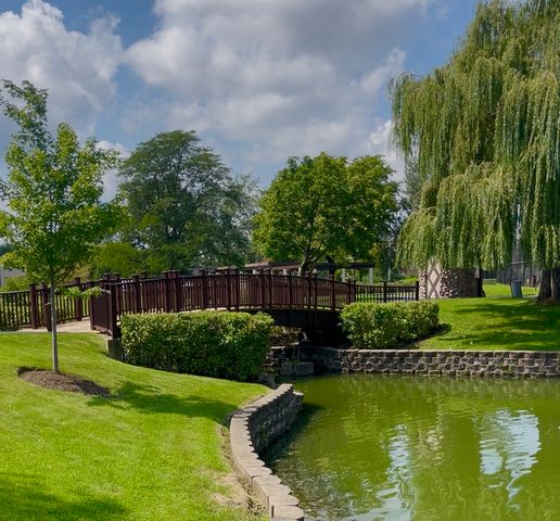 725 W Huntington Commons Road 416, Mount Prospect, IL 60056