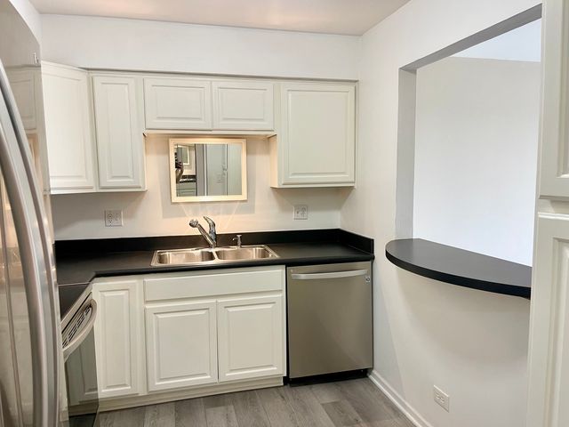 725 W Huntington Commons Road 416, Mount Prospect, IL 60056