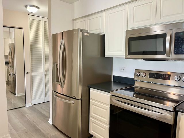 725 W Huntington Commons Road 416, Mount Prospect, IL 60056
