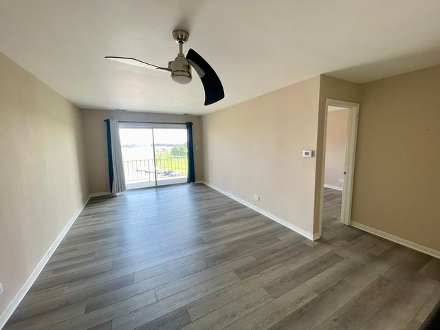 725 W Huntington Commons Road 416, Mount Prospect, IL 60056