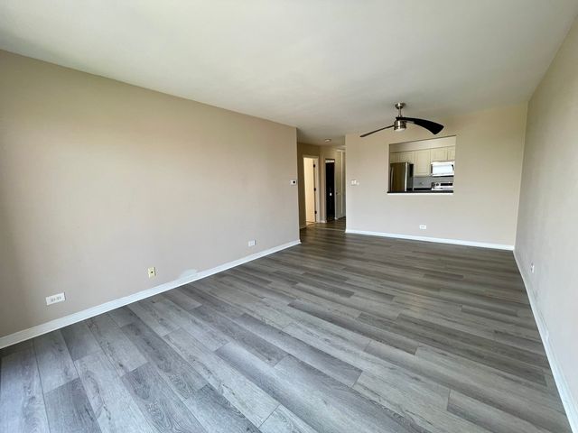 725 W Huntington Commons Road 416, Mount Prospect, IL 60056