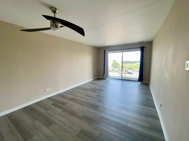725 W Huntington Commons Road 416, Mount Prospect, IL 60056