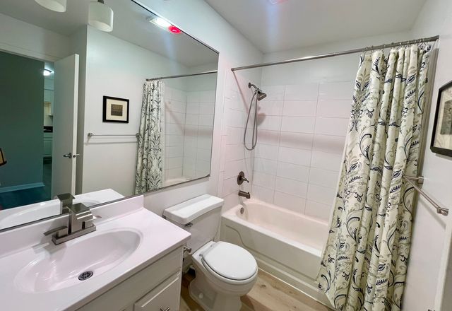 725 W Huntington Commons Road 416, Mount Prospect, IL 60056