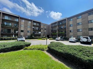 725 W Huntington Commons Road 416, Mount Prospect, IL 60056
