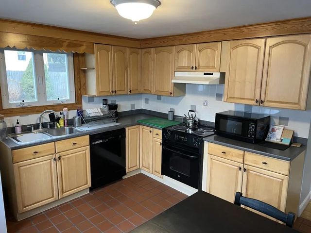 55 Douglas Avenue, Portsmouth, RI 02871