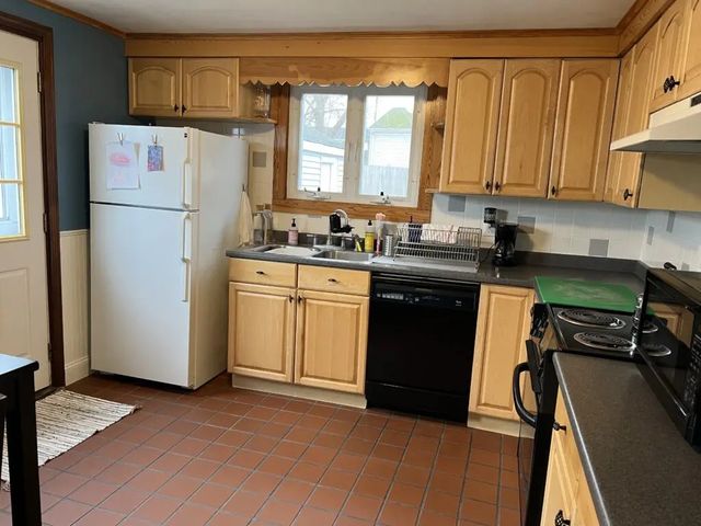 55 Douglas Avenue, Portsmouth, RI 02871