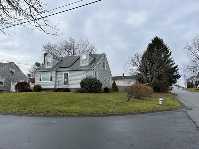 55 Douglas Avenue, Portsmouth, RI 02871