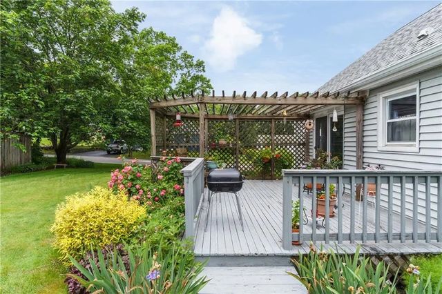 55 Douglas Avenue, Portsmouth, RI 02871