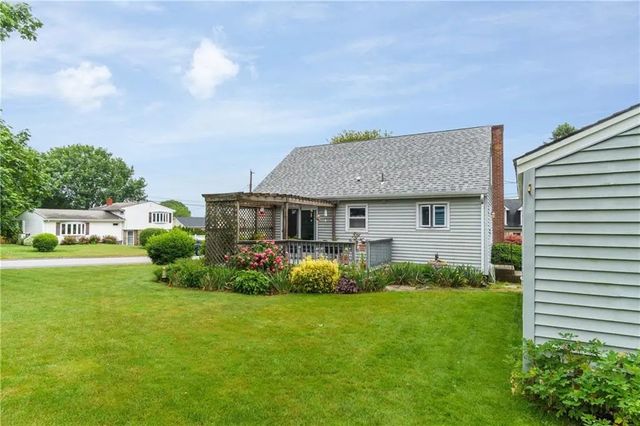 55 Douglas Avenue, Portsmouth, RI 02871