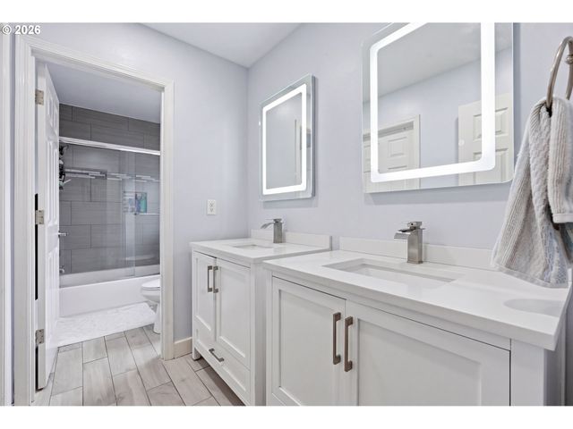 5454 Se CLEARBROOK St, Hillsboro, OR 97123