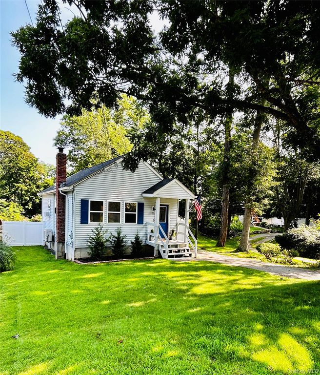 11 Huntington Road, Sound Beach, NY 11789 — photo 2