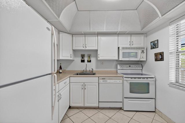7787 Golf Circle Drive 310-k, Margate, FL 33063