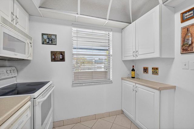 7787 Golf Circle Drive 310-k, Margate, FL 33063