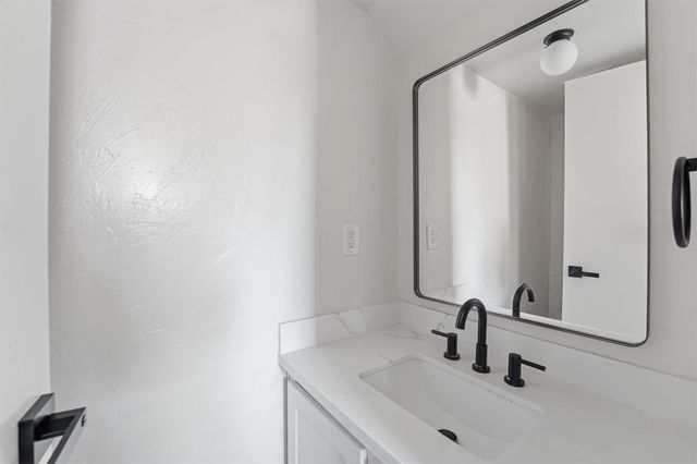 1512 S 8th Street, La Porte, TX 77571