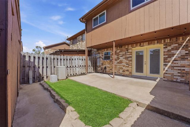 1512 S 8th Street, La Porte, TX 77571