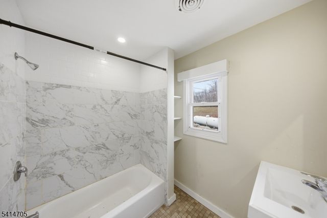 240 Longhouse Dr, West Milford Twp., NJ 07421