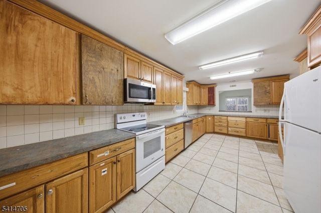 240 Longhouse Dr, West Milford Twp., NJ 07421