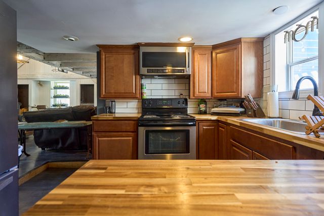 3 Woodstock Avenue West, Putnam, CT 06260
