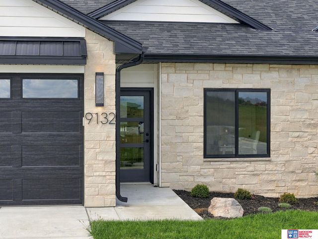 9132 Lucena Drive, Lincoln, NE 68520