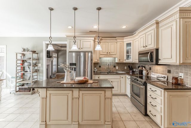 22932 Ledges Drive, Athens, AL 35613