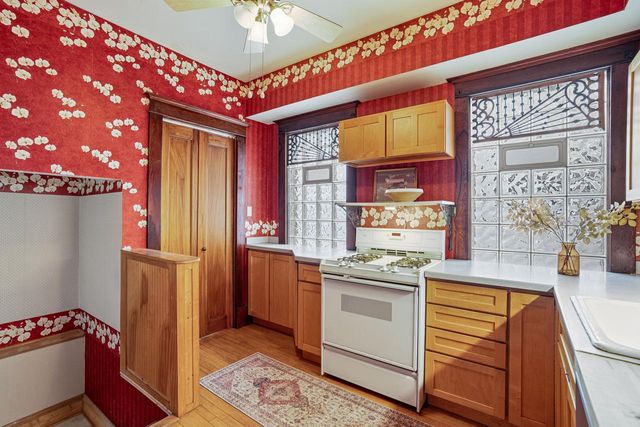 2961 Shore DRIVE, Milwaukee, WI 53207