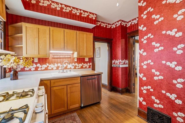 2961 Shore DRIVE, Milwaukee, WI 53207