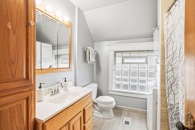 2961 Shore DRIVE, Milwaukee, WI 53207