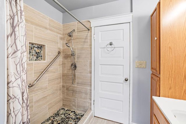 2961 Shore DRIVE, Milwaukee, WI 53207