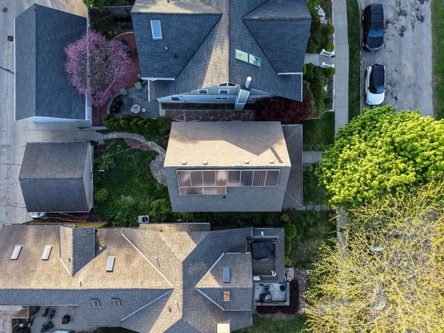 2961 Shore DRIVE, Milwaukee, WI 53207