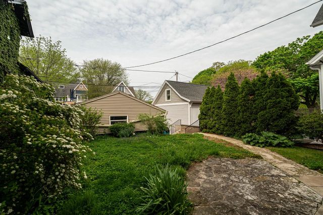 2961 Shore DRIVE, Milwaukee, WI 53207