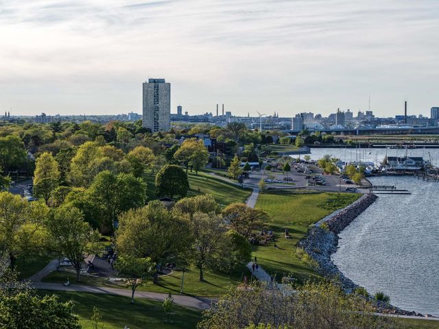 2961 Shore DRIVE, Milwaukee, WI 53207