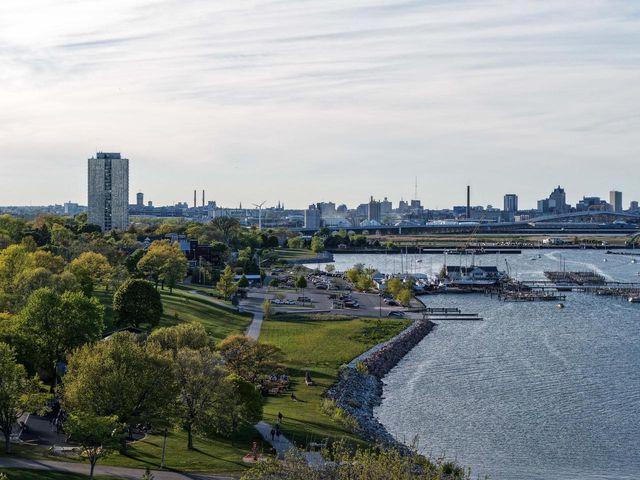 2961 Shore DRIVE, Milwaukee, WI 53207