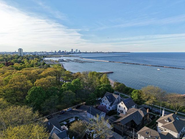 2961 Shore DRIVE, Milwaukee, WI 53207