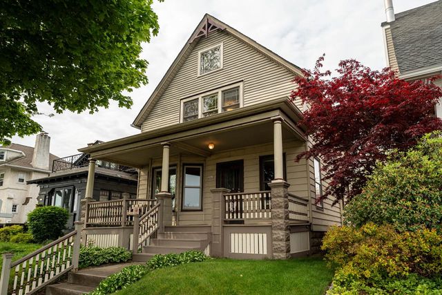 2961 Shore DRIVE, Milwaukee, WI 53207