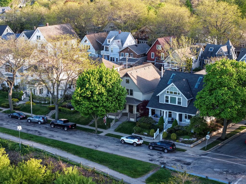 2961 Shore DRIVE, Milwaukee, WI 53207