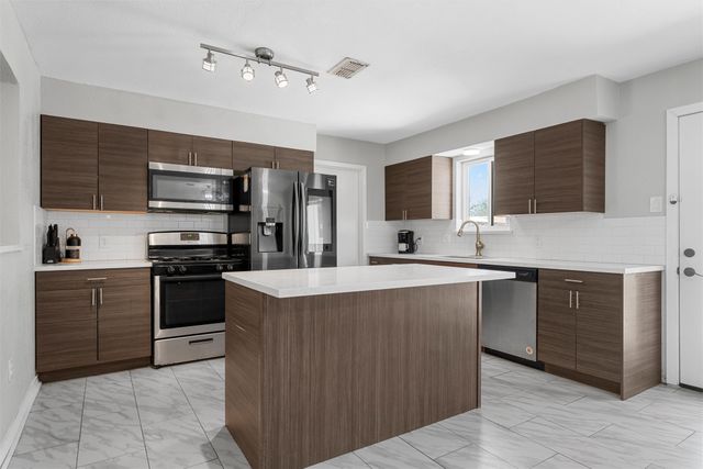 128 E Johnson Street, Hewitt, TX 76643