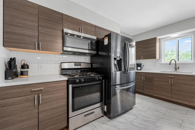 128 E Johnson Street, Hewitt, TX 76643